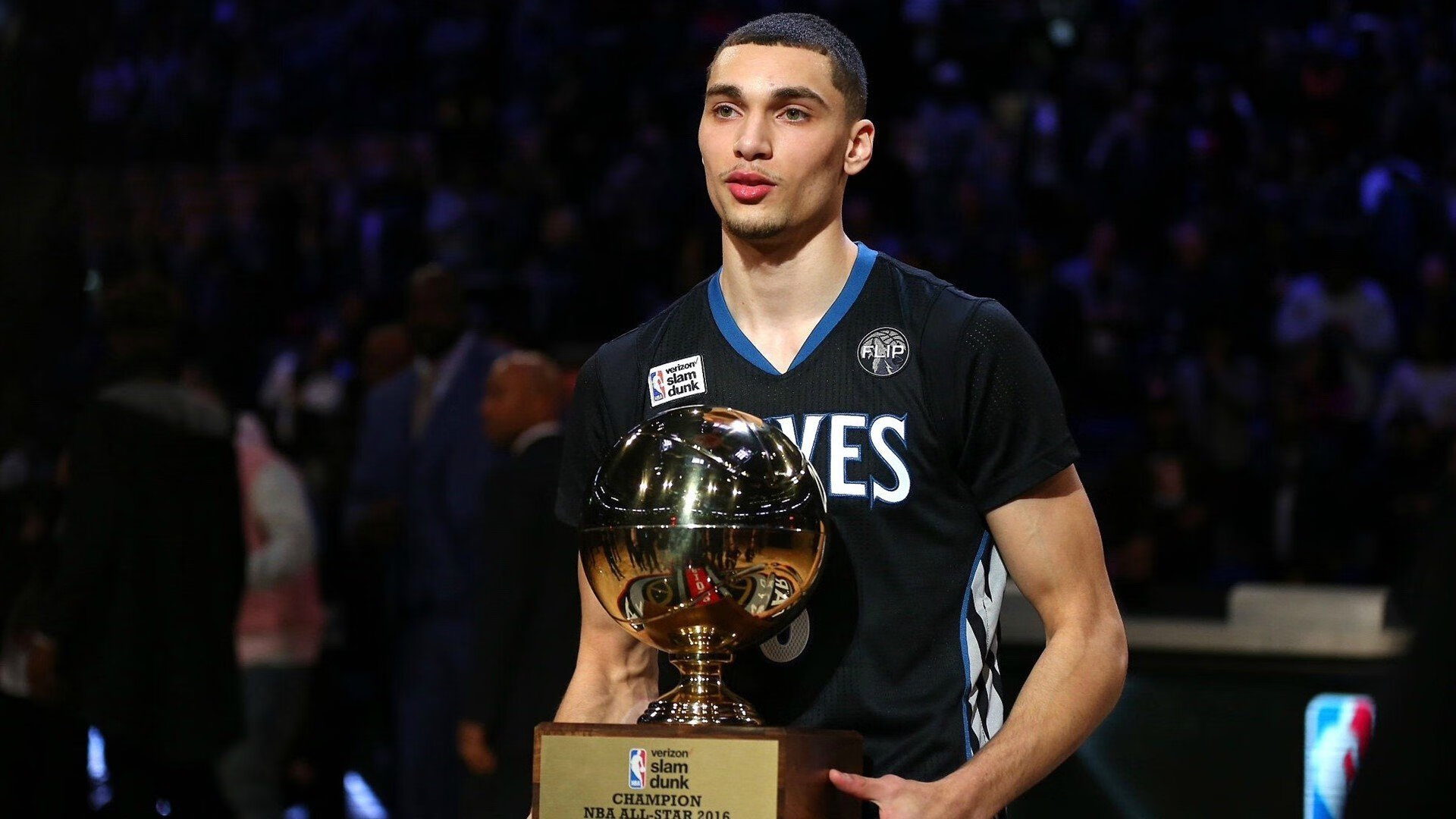 特色自行车越野赛,森林深处的速度较量,专业越野自行车特技,视频